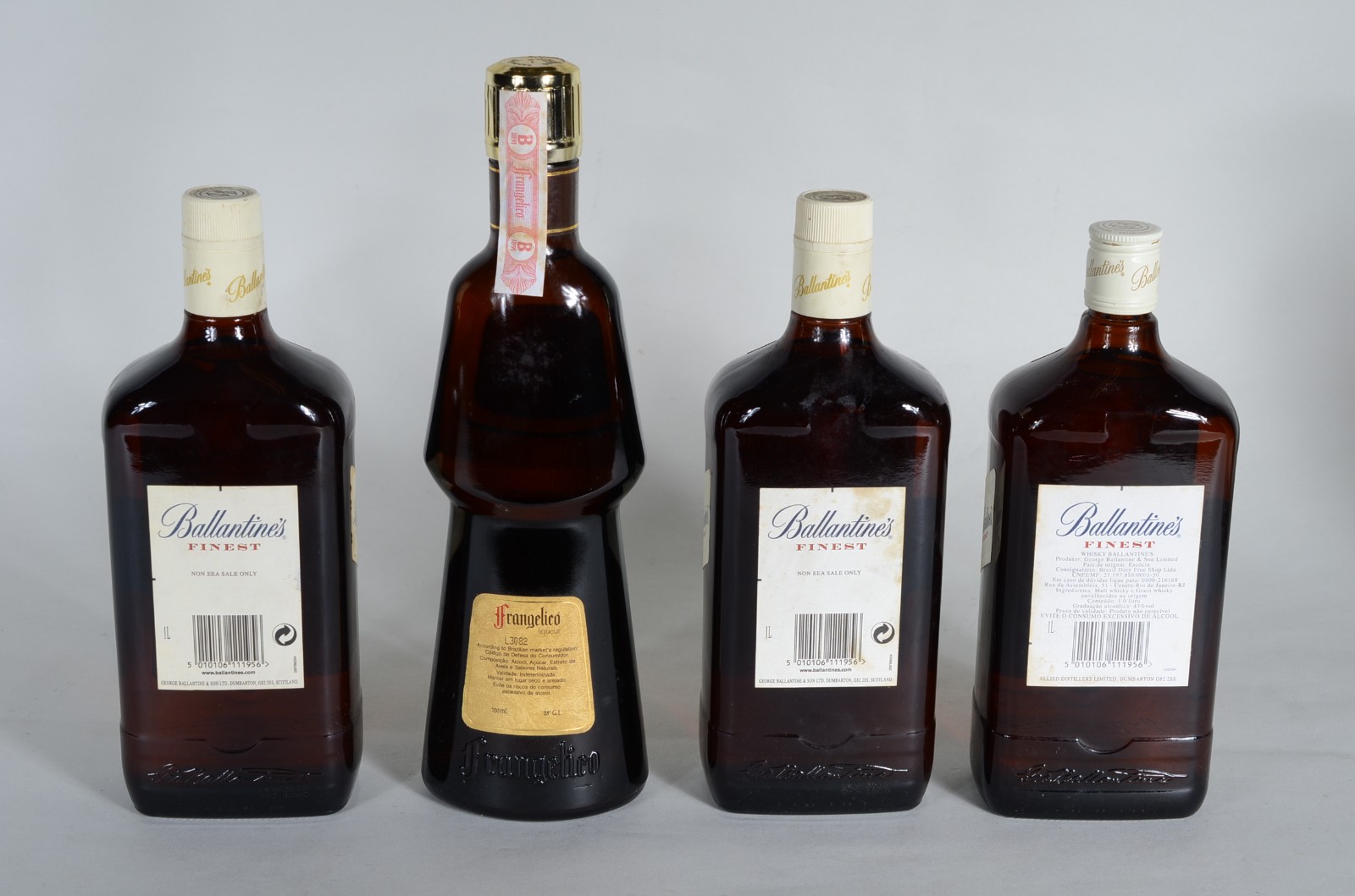 Quatro garrafas de bebidas, sendo: 3 ballantines e uma de licor... - foto 7 de 11