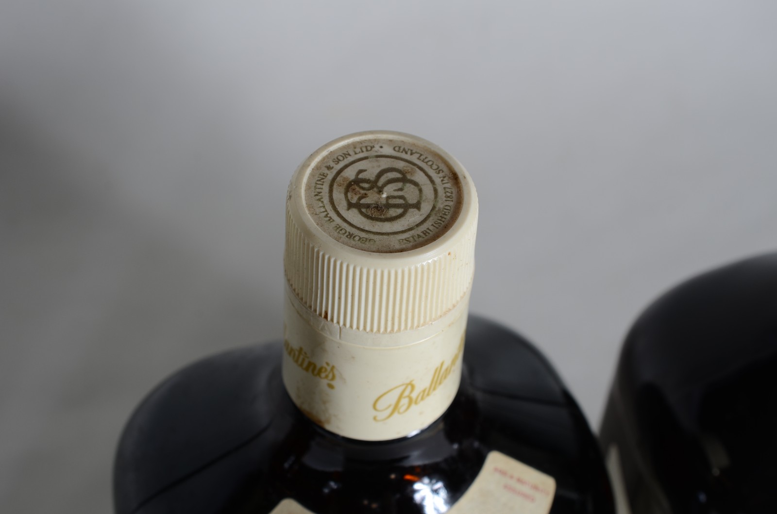 Quatro garrafas de bebidas, sendo: 3 ballantines e uma de licor... - foto 8 de 11