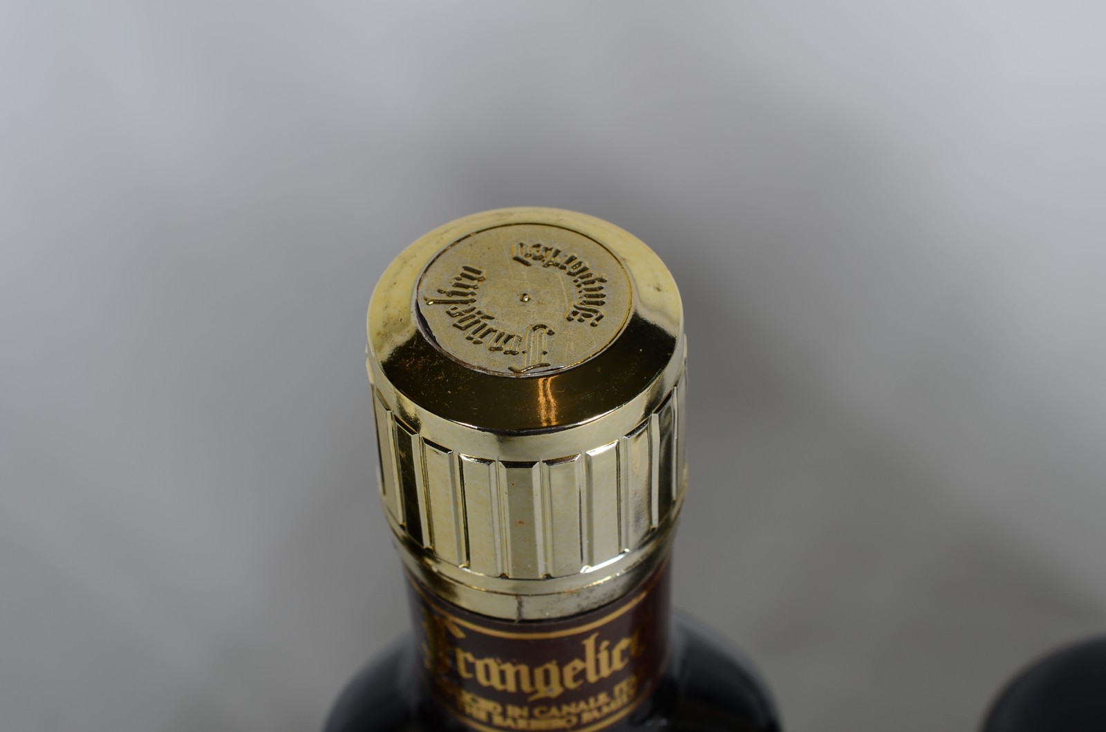 Quatro garrafas de bebidas, sendo: 3 ballantines e uma de licor... - foto 9 de 11