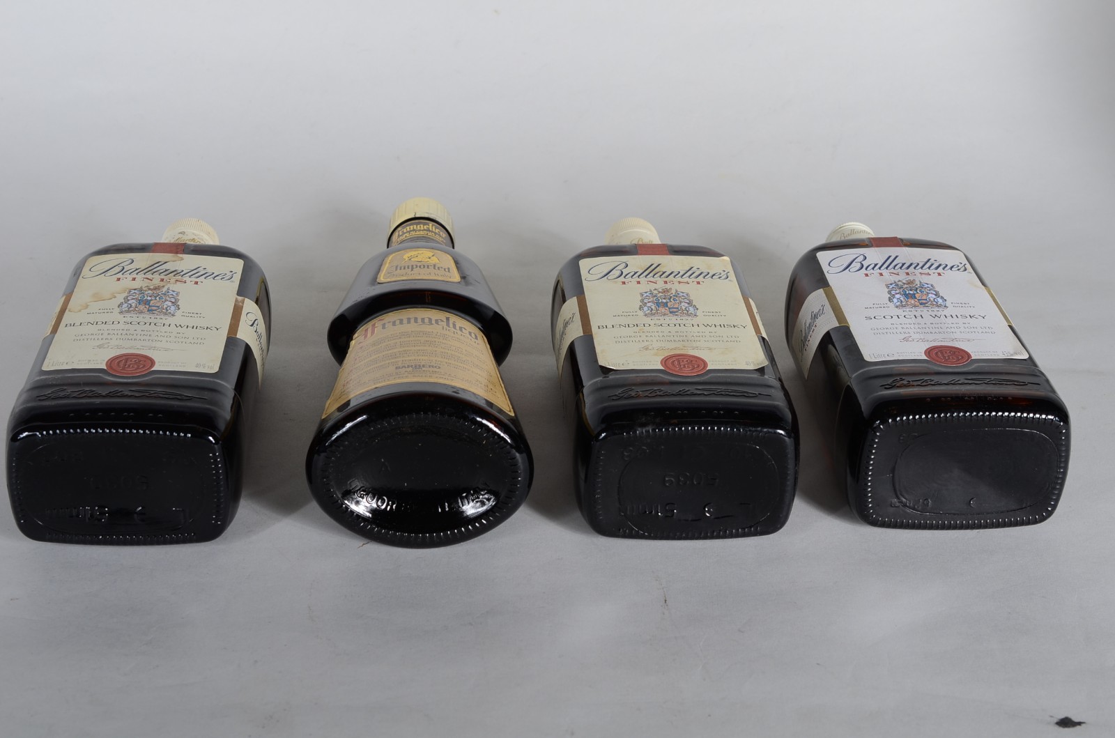 Quatro garrafas de bebidas, sendo: 3 ballantines e uma de licor... - foto 10 de 11