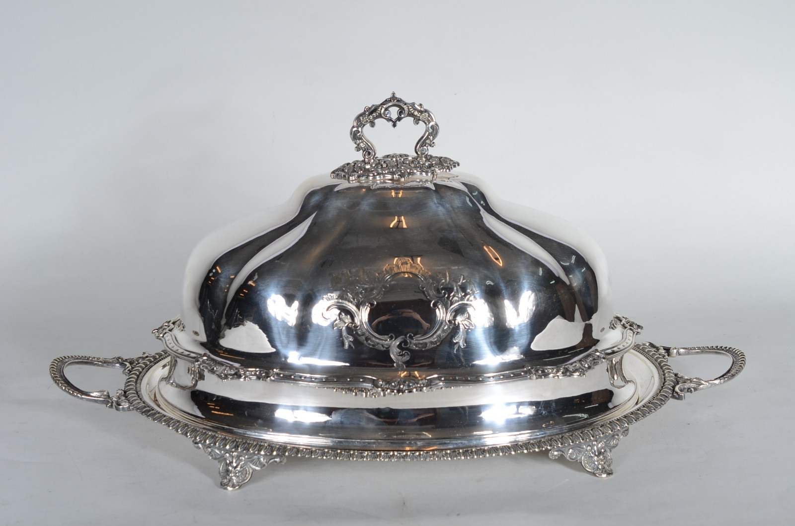 Elegante abafador de metal prateado, acompanha bandeja com alças. - foto 1 de 11