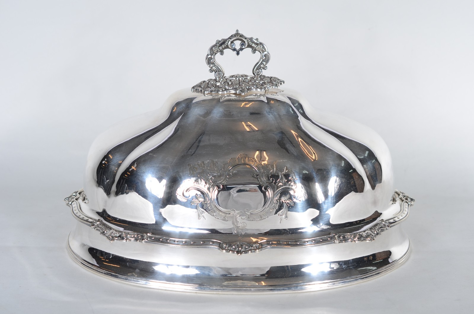Elegante abafador de metal prateado, acompanha bandeja com alças. - foto 2 de 11