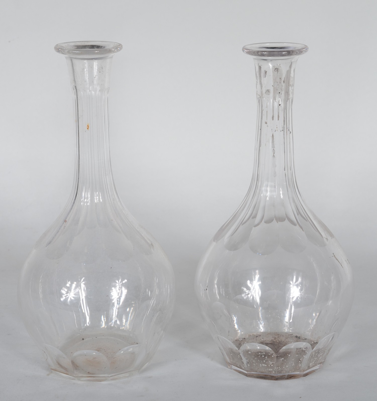 Par de decanteur de cristal. Com mofo e sem tampa. - foto 1 de 6