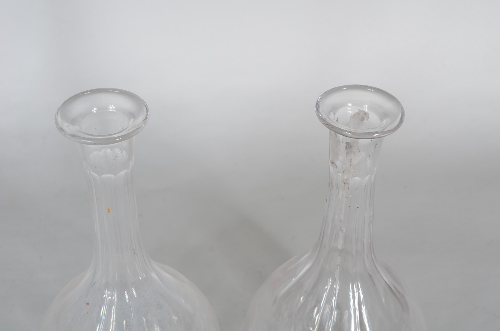 Par de decanteur de cristal. Com mofo e sem tampa. - foto 4 de 6