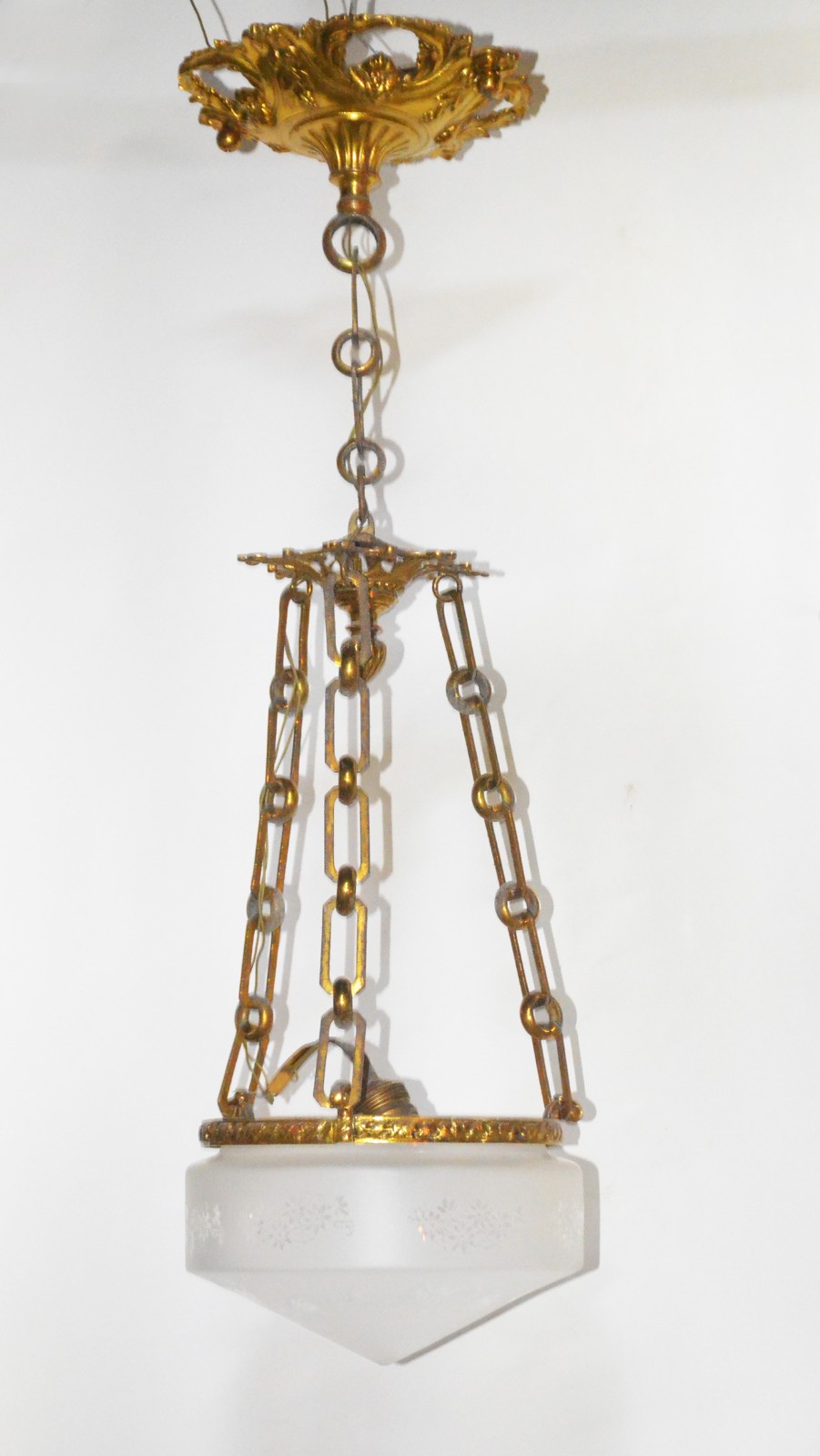 Lanterna de metal dourado, cúpula de vidro fosco. - foto 1 de 4