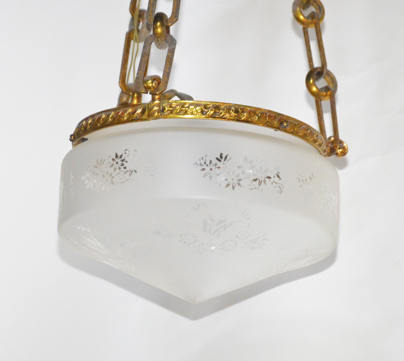Lanterna de metal dourado, cúpula de vidro fosco. - foto 2 de 4