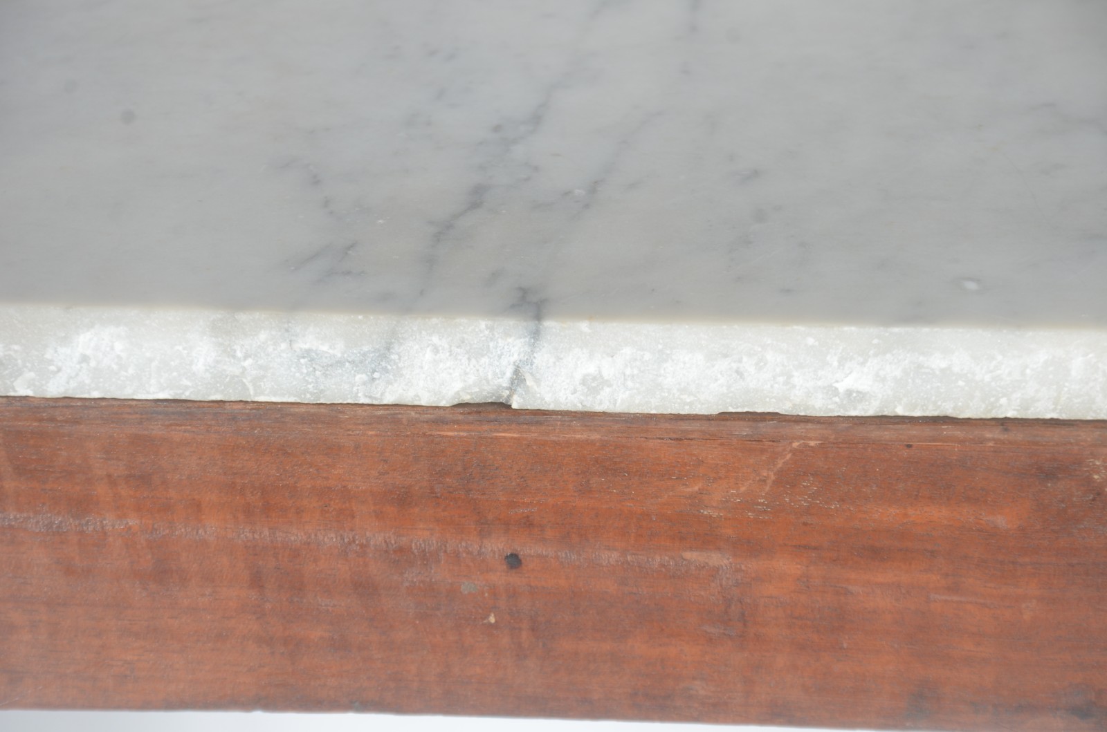 Aparador de madeira nobre, tampo recortado com mármore de carrara... - foto 8 de 9
