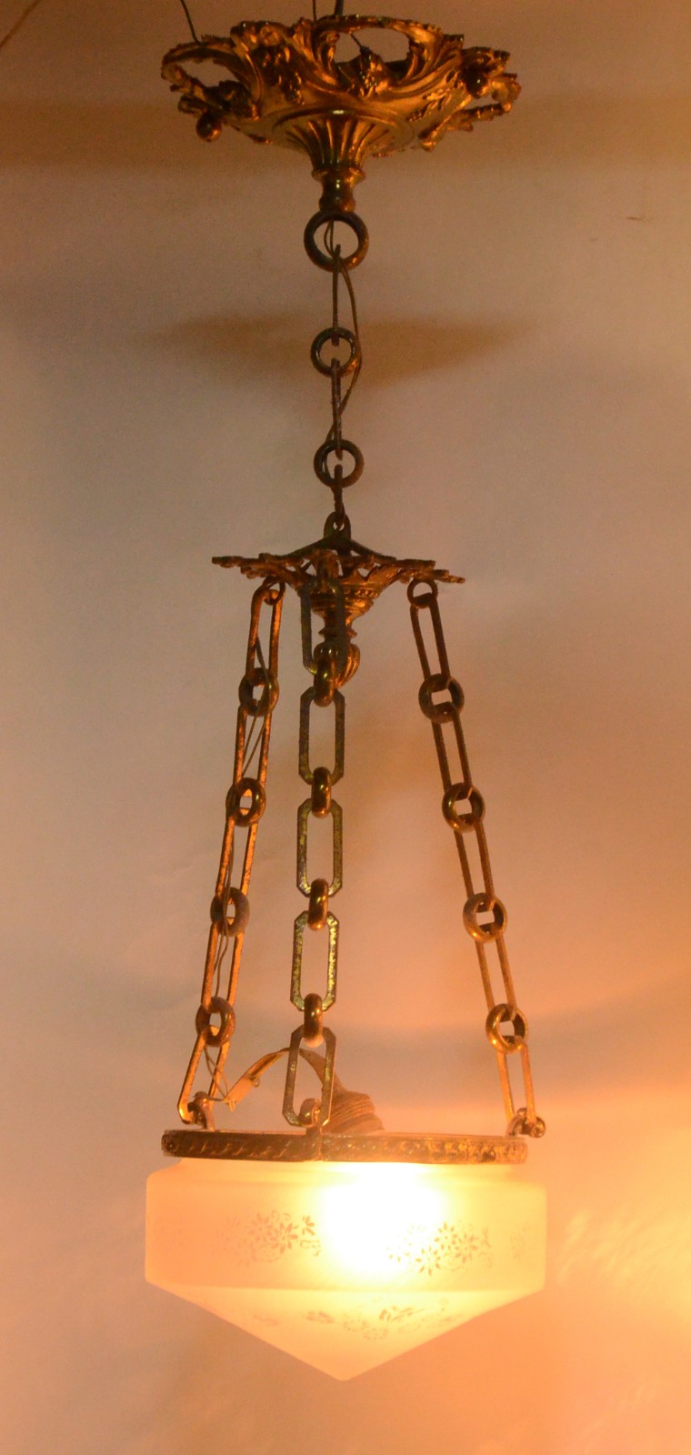 Lanterna de metal dourado, cúpula de vidro fosco. - foto 4 de 4