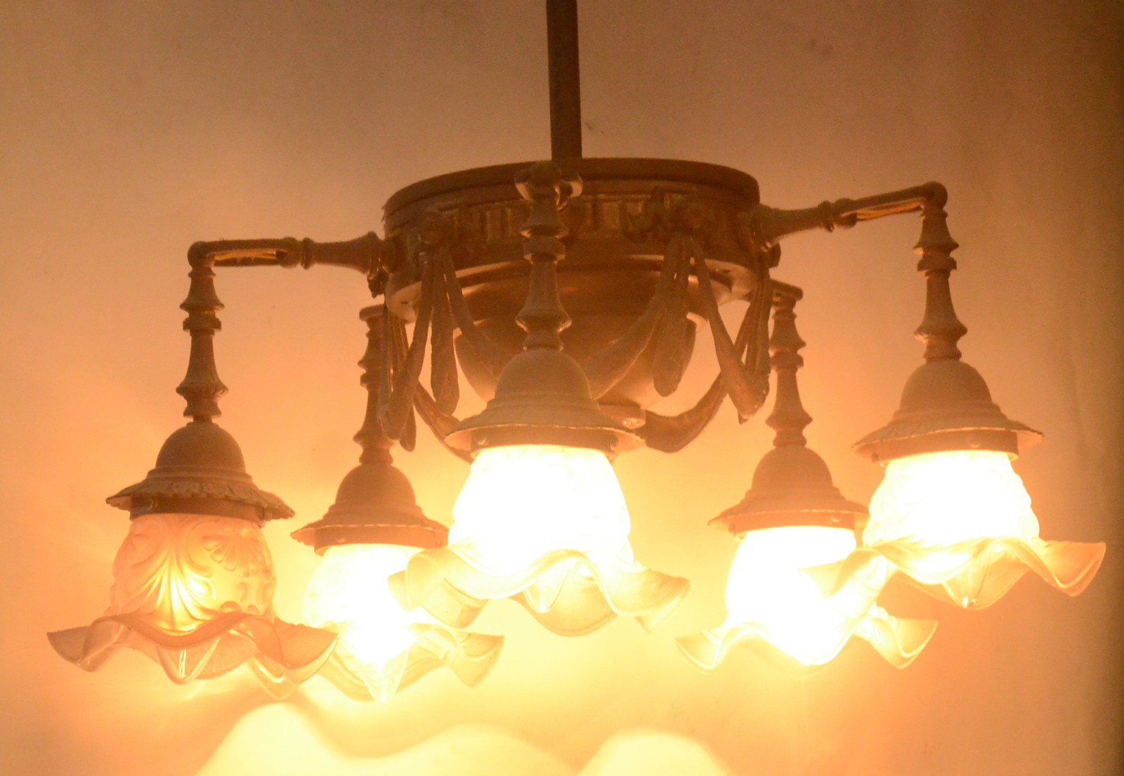 Lustre de metal para 5 luzes, mangas de vidro. - foto 3 de 3
