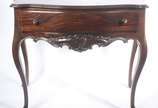 Mesa de encostar de madeira nobre, estilo Dom J... - Mesa de encostar de madeira nobre, estilo Dom José, uma gaveta, saia com entalhes, pernas ligeiramente arqueadas.