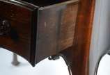 Mesa de encostar de madeira nobre, estilo Dom J... - Mesa de encostar de madeira nobre, estilo Dom José, uma gaveta, saia com entalhes, pernas ligeiramente arqueadas.