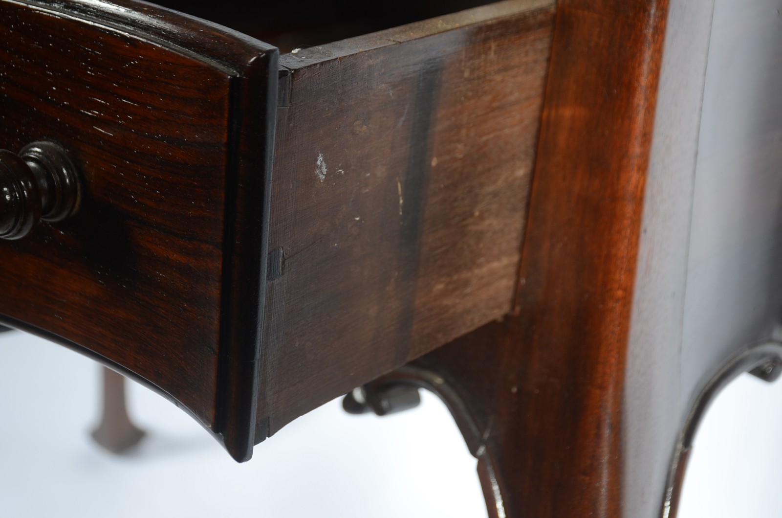 Mesa de encostar de madeira nobre, estilo Dom José, uma gaveta, saia... - foto 3 de 6