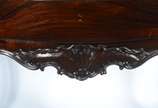 Mesa de encostar de madeira nobre, estilo Dom J... - Mesa de encostar de madeira nobre, estilo Dom José, uma gaveta, saia com entalhes, pernas ligeiramente arqueadas.