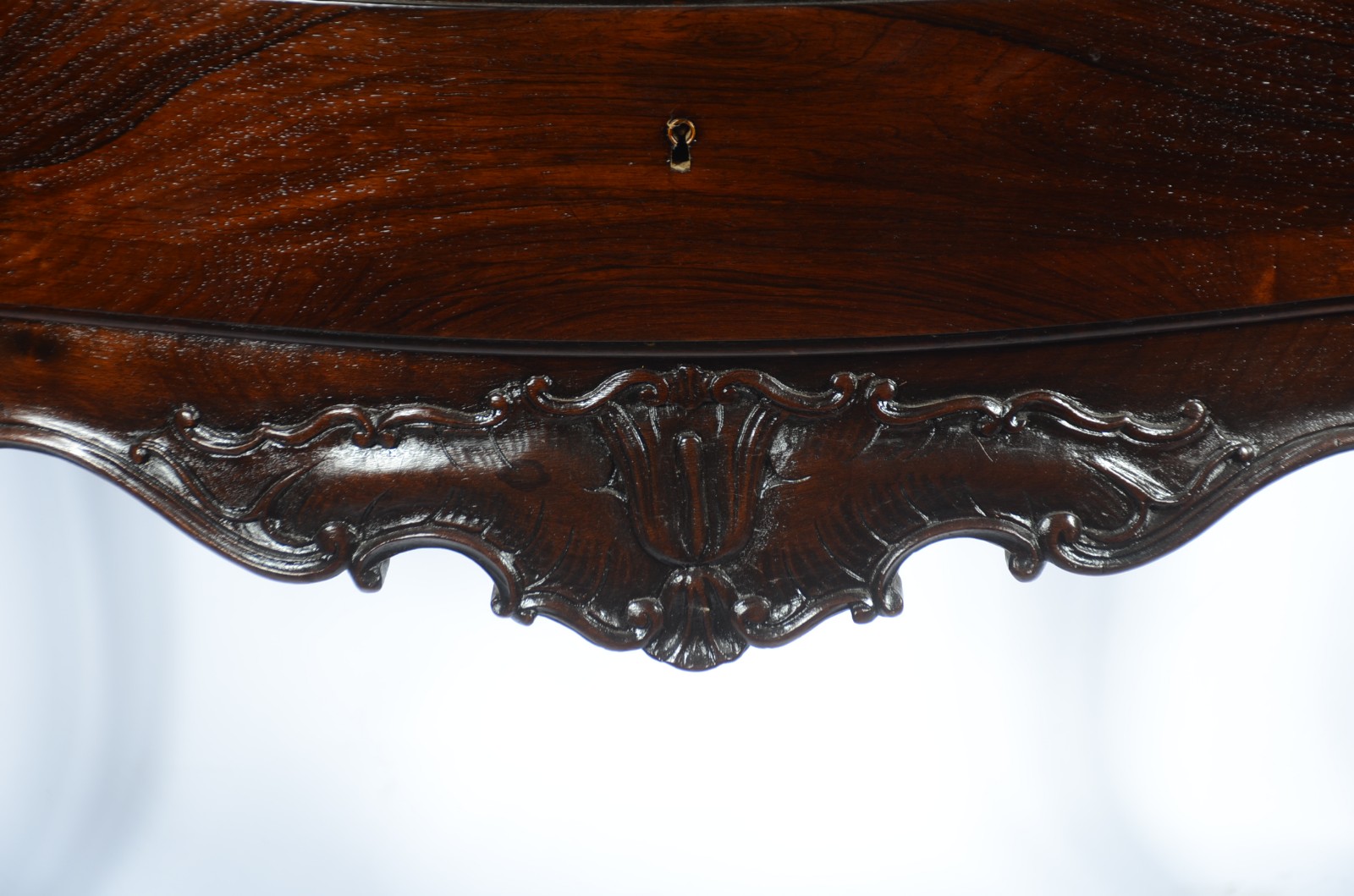 Mesa de encostar de madeira nobre, estilo Dom José, uma gaveta, saia... - foto 4 de 6