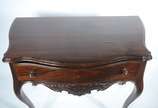 Mesa de encostar de madeira nobre, estilo Dom J... - Mesa de encostar de madeira nobre, estilo Dom José, uma gaveta, saia com entalhes, pernas ligeiramente arqueadas.
