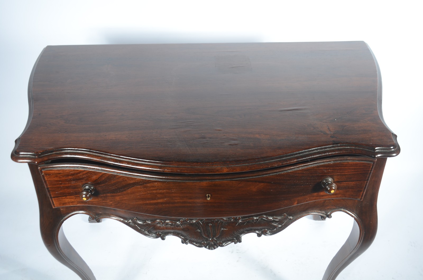 Mesa de encostar de madeira nobre, estilo Dom José, uma gaveta, saia... - foto 5 de 6