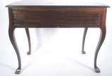 Mesa de encostar de madeira nobre, estilo Dom J... - Mesa de encostar de madeira nobre, estilo Dom José, uma gaveta, saia com entalhes, pernas ligeiramente arqueadas.