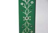 Espelho estilo veneziano com moldura lapidada e... - Espelho estilo veneziano com moldura lapidada em fundo verde.