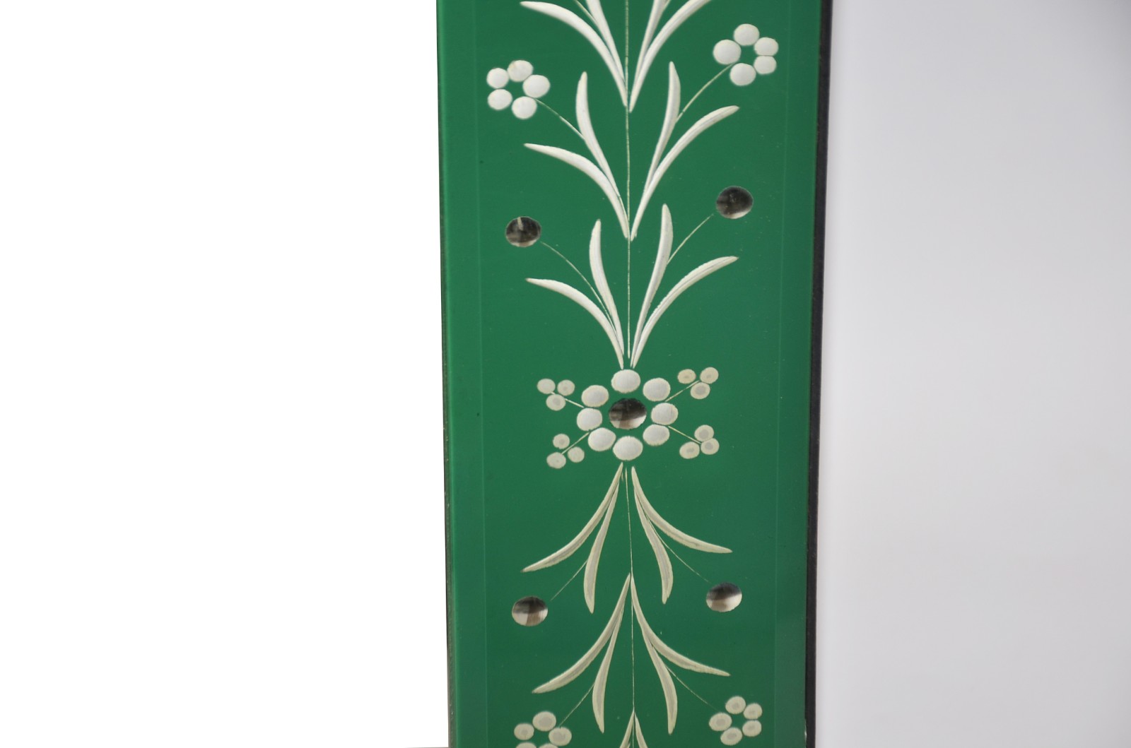Espelho estilo veneziano com moldura lapidada em fundo verde. - foto 2 de 4
