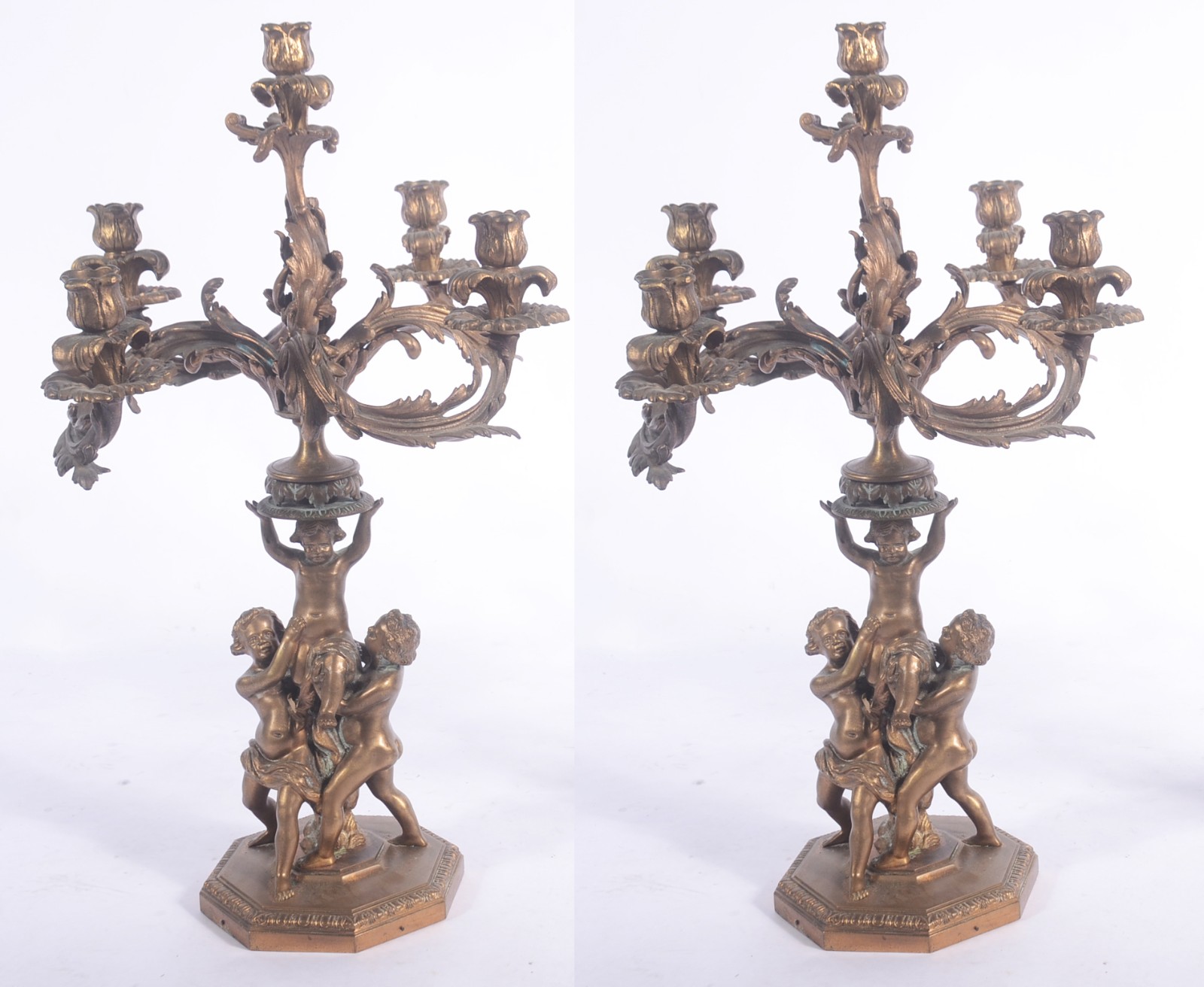 Par de candelabros de bronze para 5 velas cada, braços decorados com... - foto 1 de 5