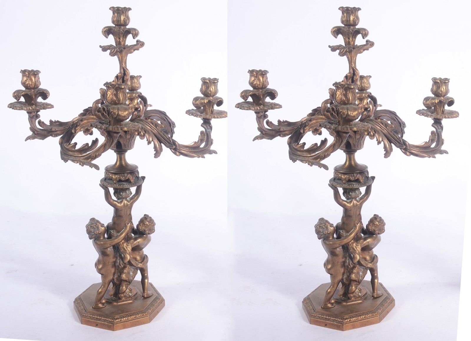 Par de candelabros de bronze para 5 velas cada, braços decorados com... - foto 5 de 5