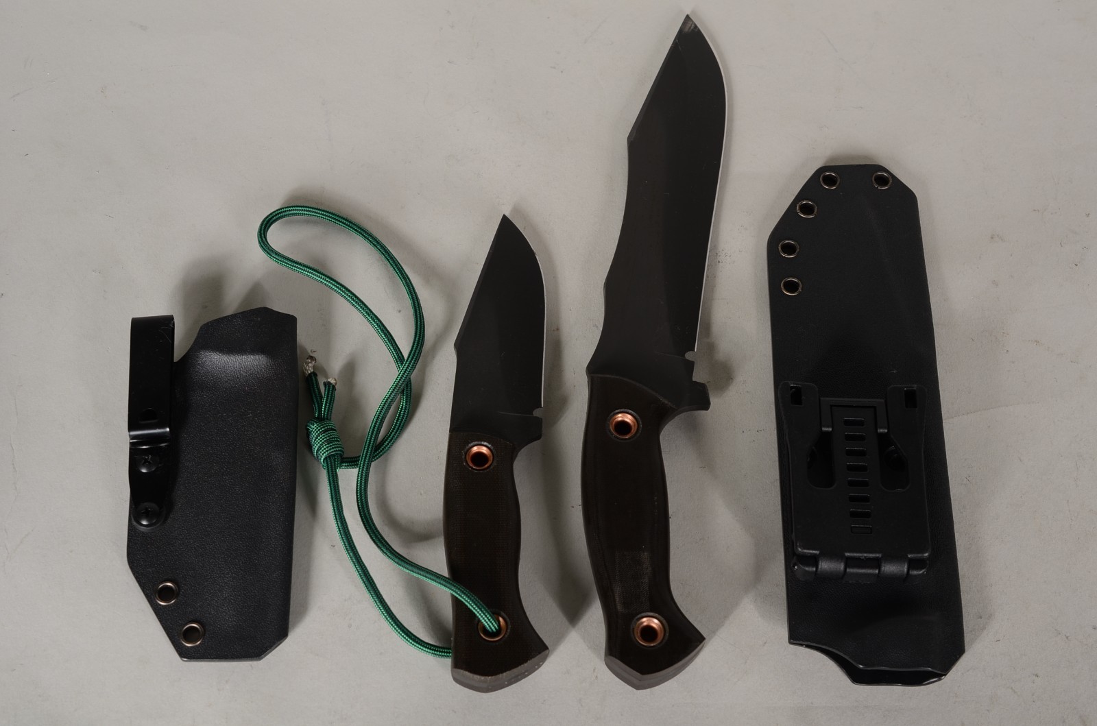 Duas facas de combate militar, feitas á mão de aço carbono SAE 1070... - foto 1 de 5