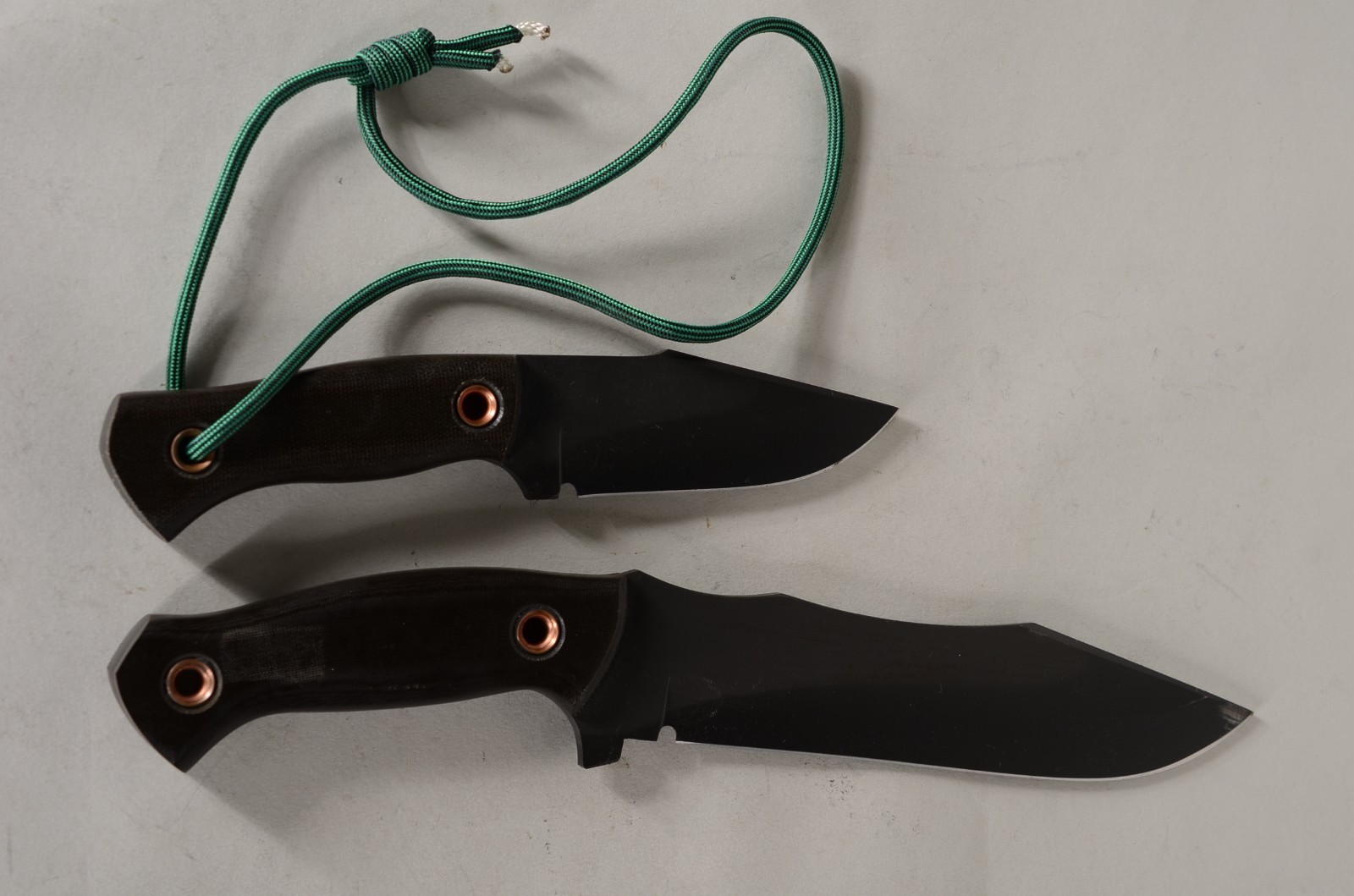 Duas facas de combate militar, feitas á mão de aço carbono SAE 1070... - foto 2 de 5