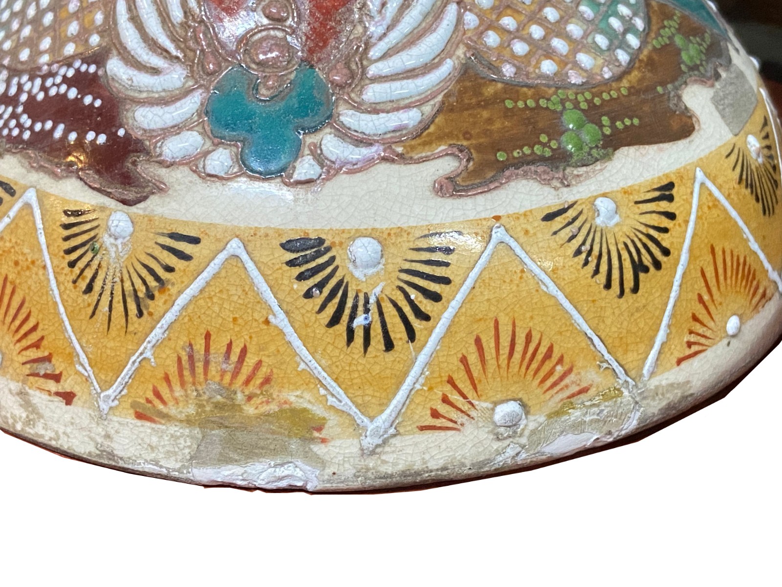 Vaso de faiança oriental Satzuma com figuras de guerreiros e flores... - foto 10 de 11