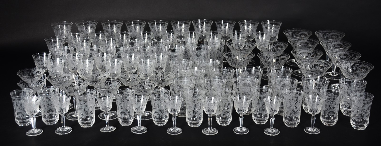 Serviço de cristal europeu lavrado com guirlandas, composto de: 10... - foto 1 de 7