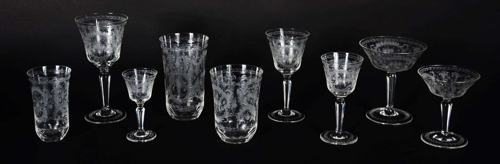 Serviço de cristal europeu lavrado com guirlandas, composto de: 10... - foto 2 de 7