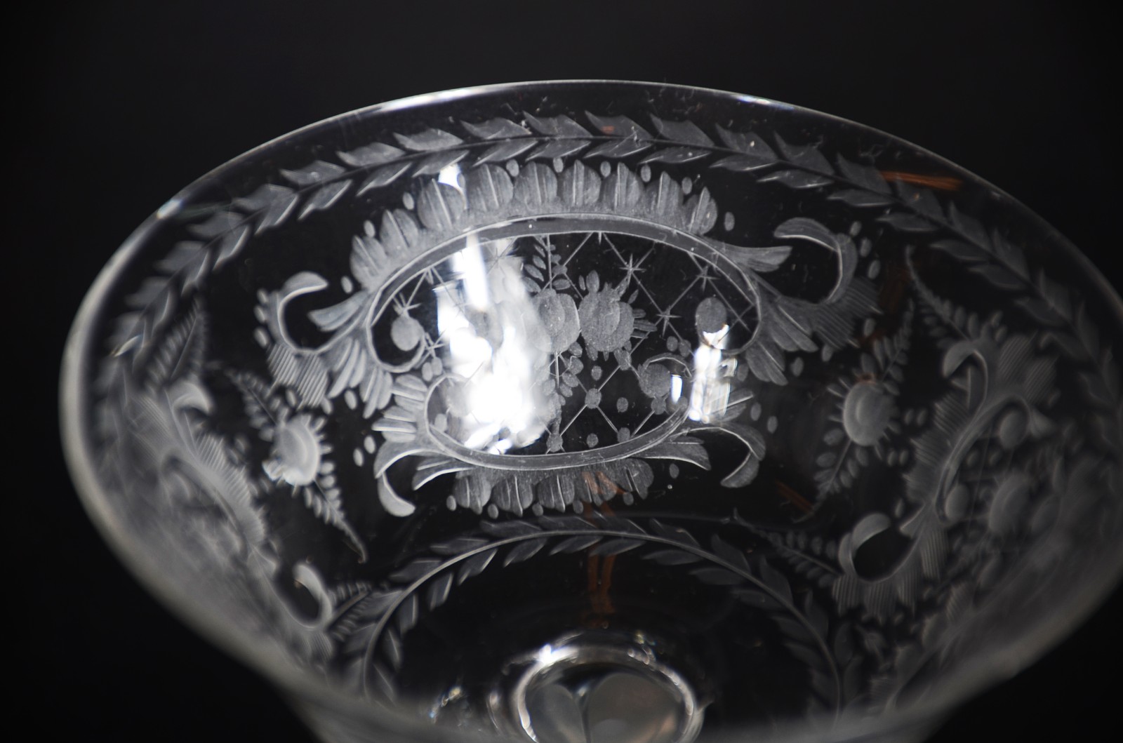 Serviço de cristal europeu lavrado com guirlandas, composto de: 10... - foto 3 de 7