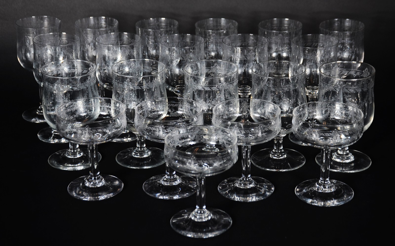 Parte de serviço de cristal europeu lavrado com guirlandas, composto... - foto 1 de 8