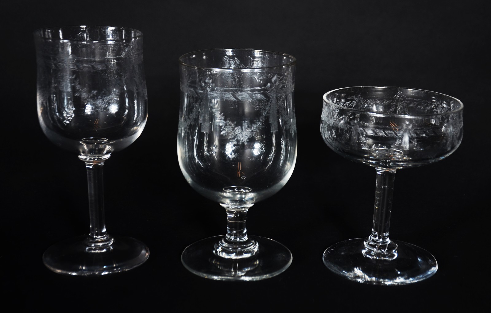 Parte de serviço de cristal europeu lavrado com guirlandas, composto... - foto 2 de 8