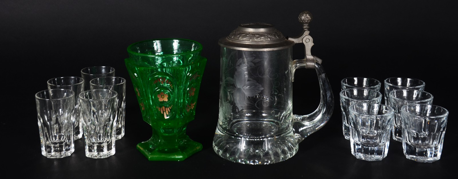 Diversas peças de vidro/cristal, sendo: tankard com folhas lavradas e... - foto 1 de 9