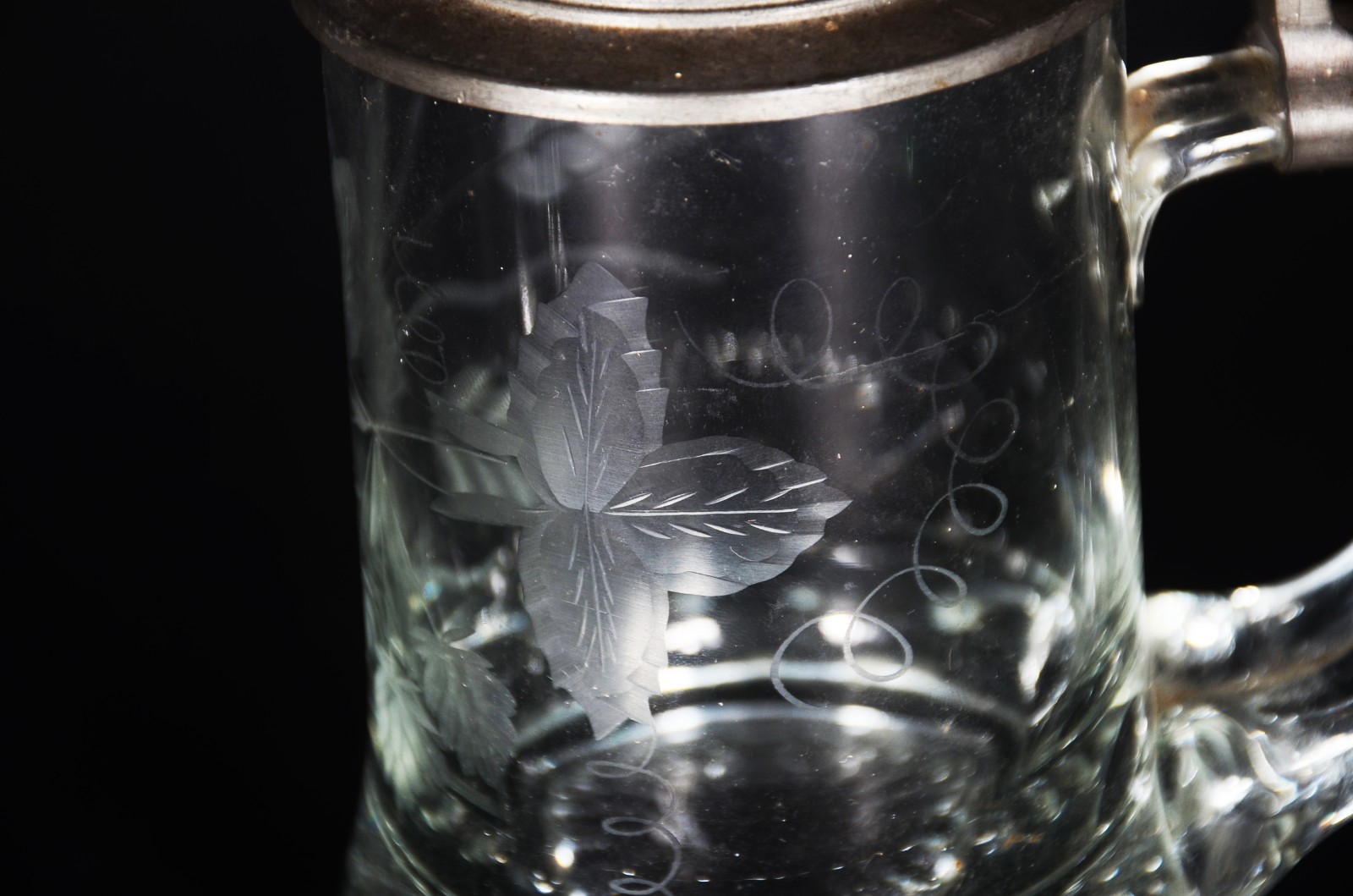 Diversas peças de vidro/cristal, sendo: tankard com folhas lavradas e... - foto 5 de 9