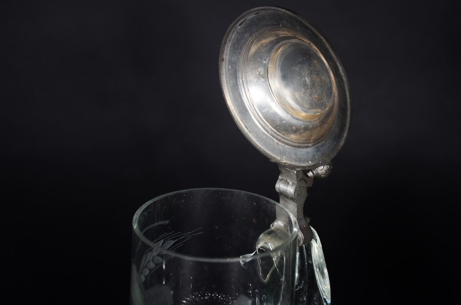 Diversas peças de vidro/cristal, sendo: tankard com folhas lavradas e... - foto 6 de 9
