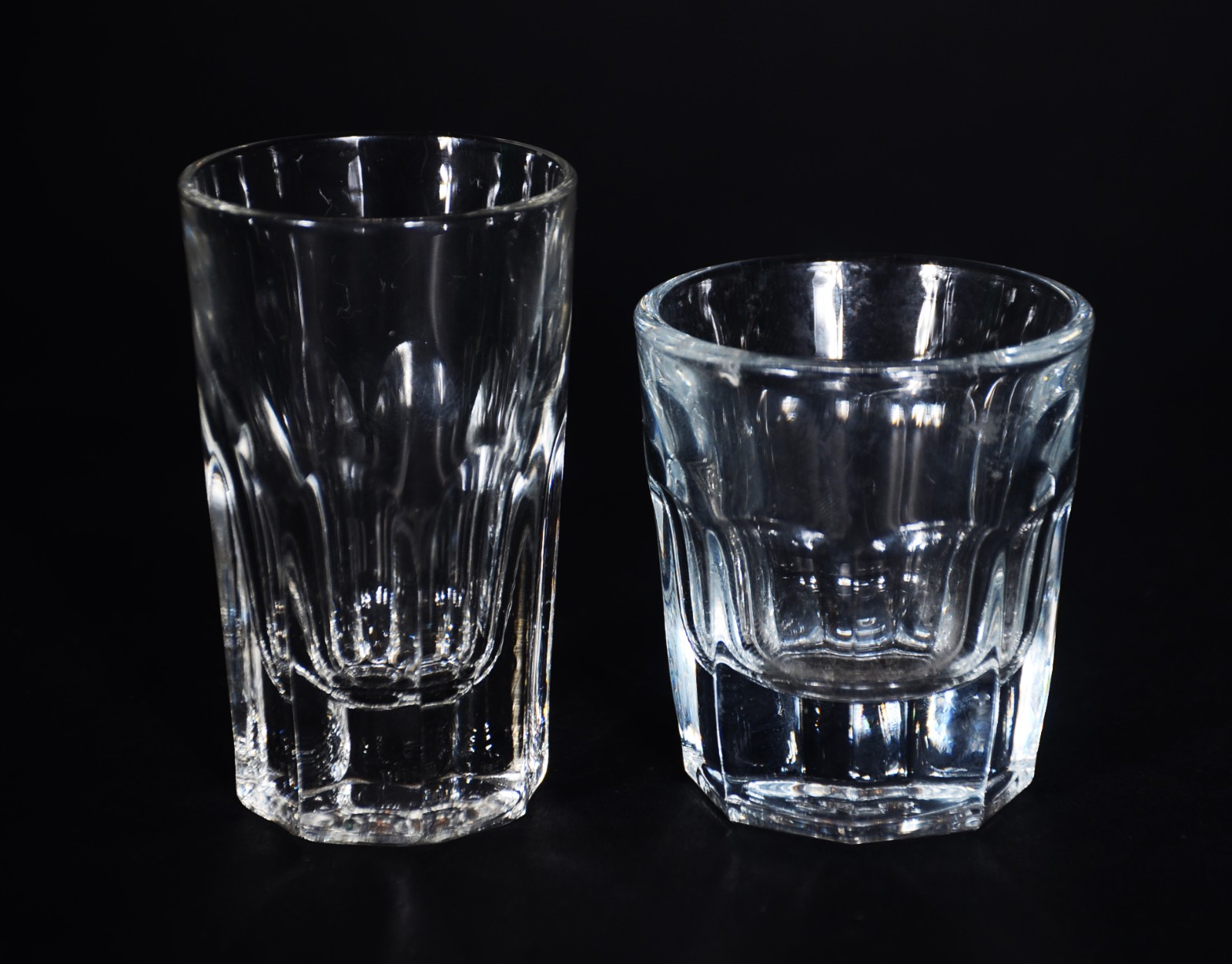 Diversas peças de vidro/cristal, sendo: tankard com folhas lavradas e... - foto 8 de 9
