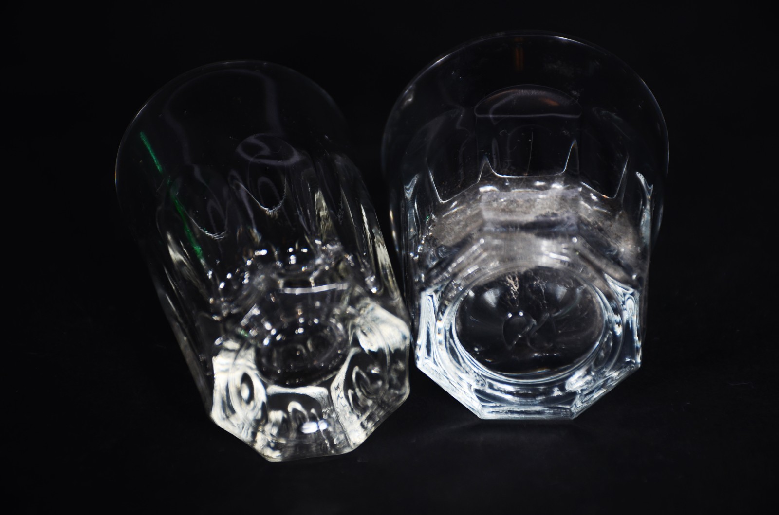 Diversas peças de vidro/cristal, sendo: tankard com folhas lavradas e... - foto 9 de 9