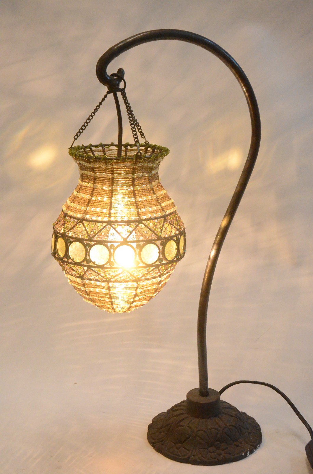 Luminária marroquina com base de metal e cúpula de vidro colorido. - foto 1 de 6