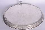 Salva de prata portuguesa, contraste P Coroa, f... - Salva de prata portuguesa, contraste P Coroa, fundo cinzelado, galeria vazada. Borda quebrada. Peso da prata: 790 g.  (Por motivos de segurança ...