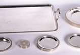 Christofle (1830),  - Diversas peças de metal prateado, sendo: bandeja, 8 pratos para pão, 2 porta garrafas e 7 porta copos (outro modelo) da marca Christofle e 8 sousplats