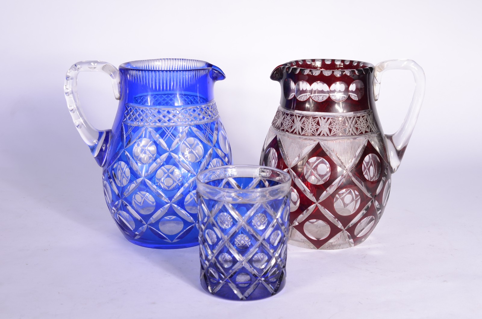 Três peças diversas de cristal doublé lapidado, sendo: 2 jarras nas... - foto 1 de 9