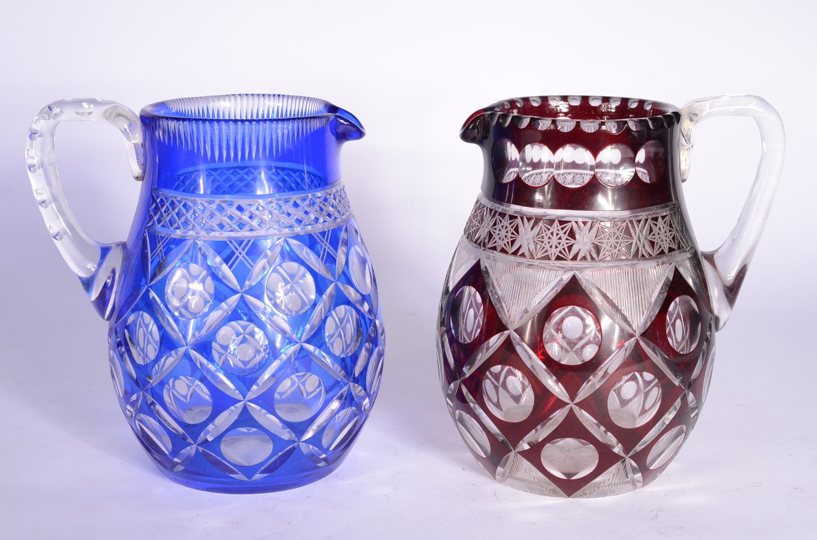 Três peças diversas de cristal doublé lapidado, sendo: 2 jarras nas... - foto 2 de 9