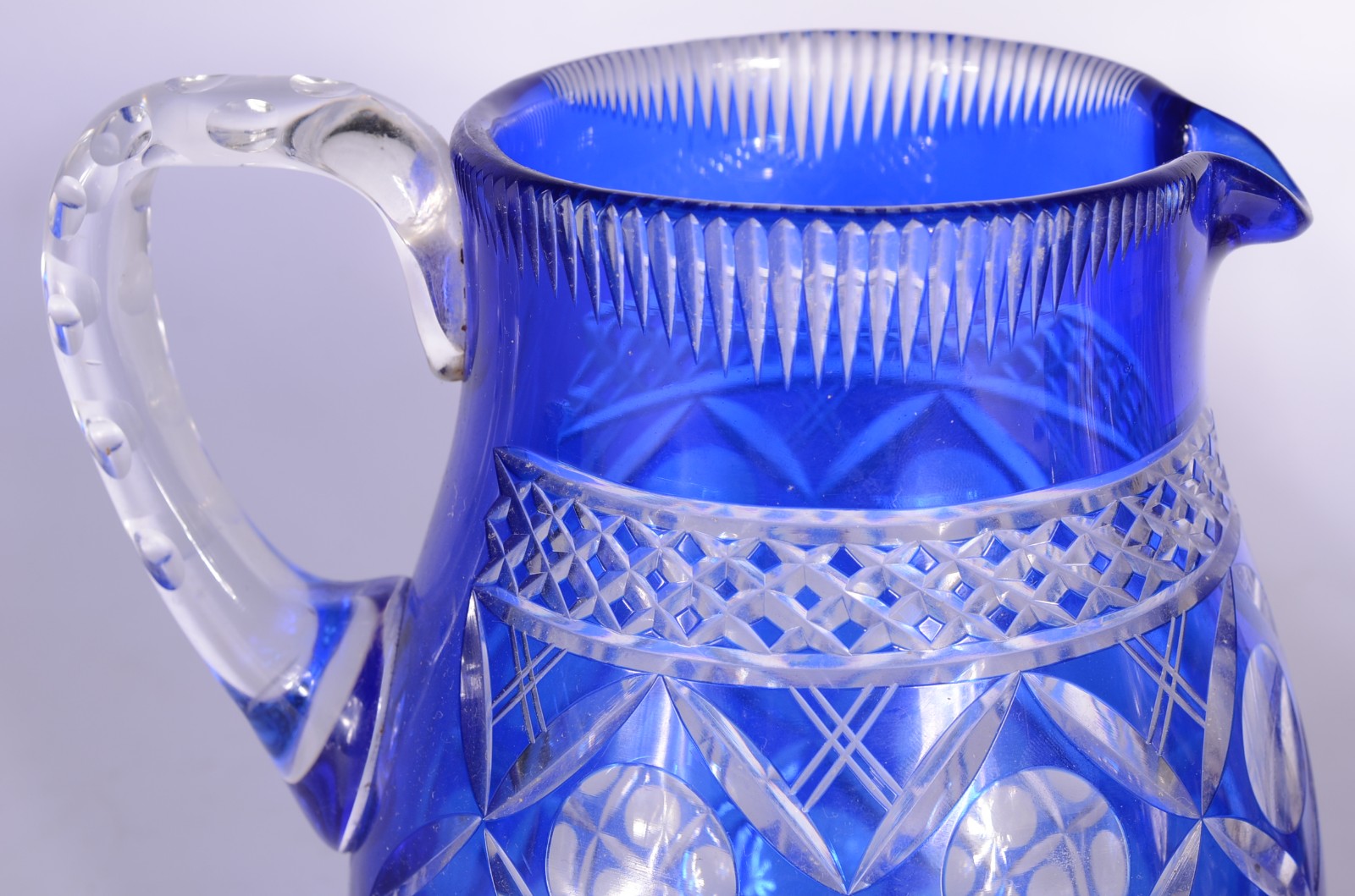 Três peças diversas de cristal doublé lapidado, sendo: 2 jarras nas... - foto 4 de 9