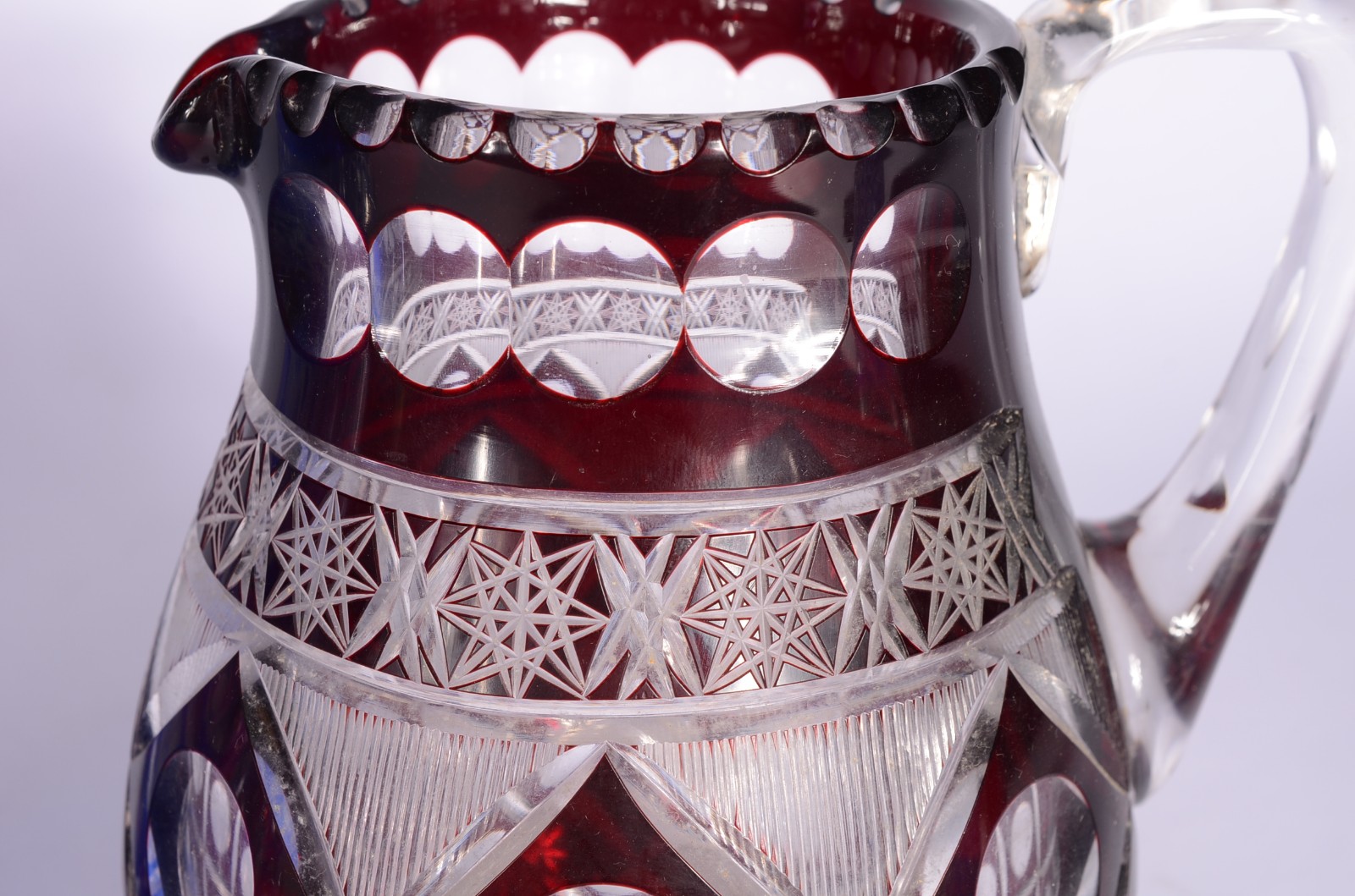 Três peças diversas de cristal doublé lapidado, sendo: 2 jarras nas... - foto 5 de 9