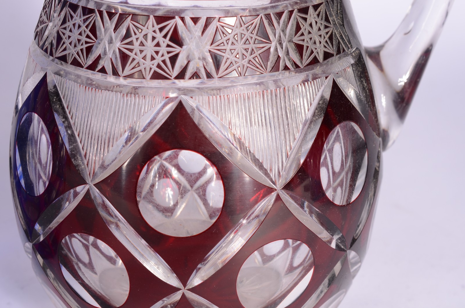 Três peças diversas de cristal doublé lapidado, sendo: 2 jarras nas... - foto 6 de 9