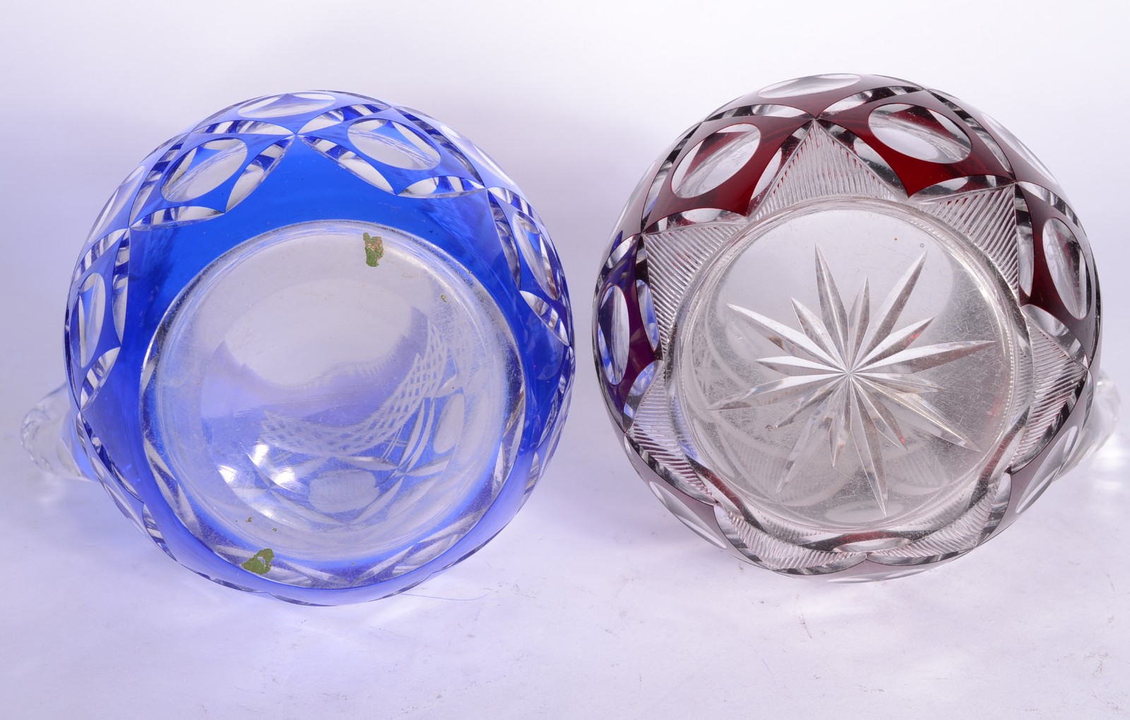 Três peças diversas de cristal doublé lapidado, sendo: 2 jarras nas... - foto 7 de 9