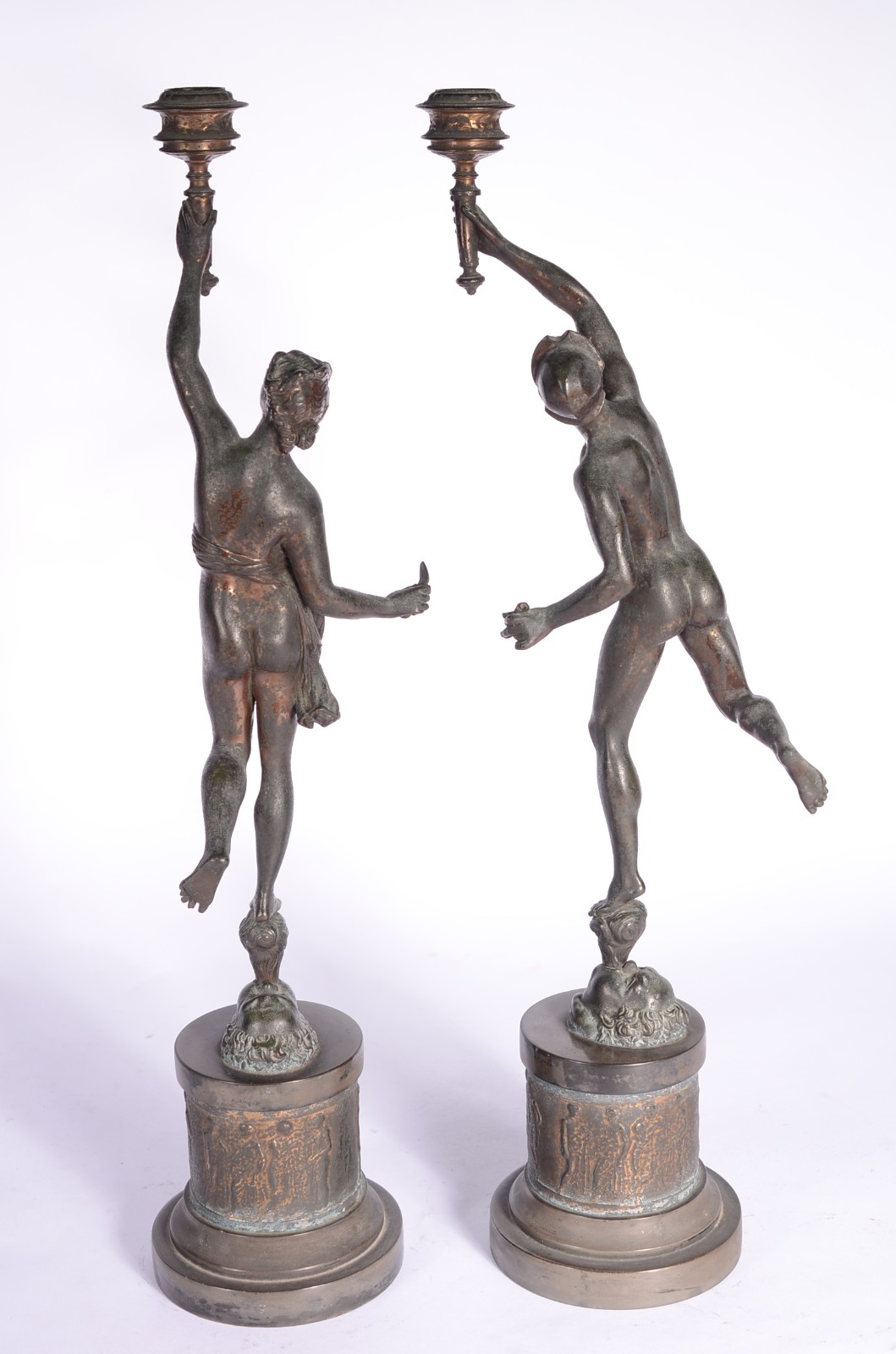 Par de castiçais de metal com figuras de casal de atletas segurando... - foto 3 de 8