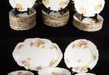 Limoges (1771),  - Aparelho de jantar de porcelana francesa Barny & Rigoni - Limoges, decorado com flores em policromia e frisos dourados, composto de: 32 pratos rasos, 