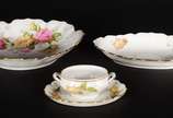 Limoges (1771),  - Aparelho de jantar de porcelana francesa Barny & Rigoni - Limoges, decorado com flores em policromia e frisos dourados, composto de: 32 pratos rasos, 